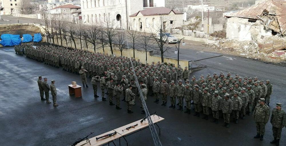 Ehtiyata buraxılan hərbi qulluqçular yola salınıb