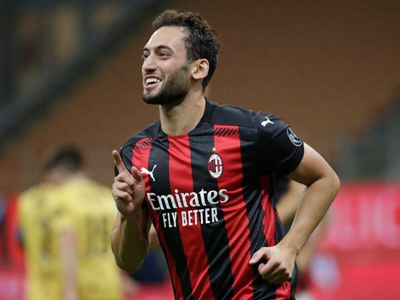 Hakan Çalhanoğlu İngiltərə nəhənglərinin hədəfində