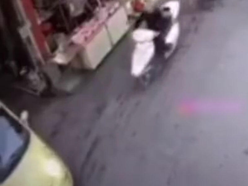 Moped sürücüsü ölümdən son anda xilas oldu - VİDEO