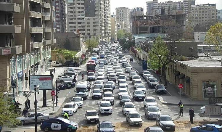 Bakıda avtobuslar gecikir: Səhər-səhər qazıntı işləri aparılır... - FOTO