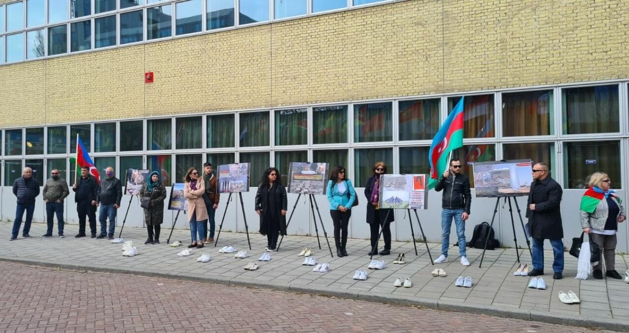 Niderlandda “Sahibsiz ağ ayaqqabılar” aksiyası keçirilib - FOTO