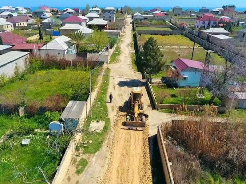 Qaradağda 6,5 km uzunluğunda küçə və yolda təmir-tikinti işləri aparılır - FOTO