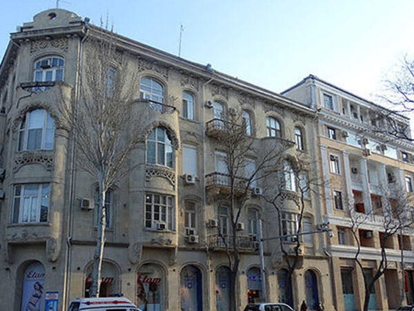 Bakıdakı tarixi binanın üzərində mansard tikilib – FOTO