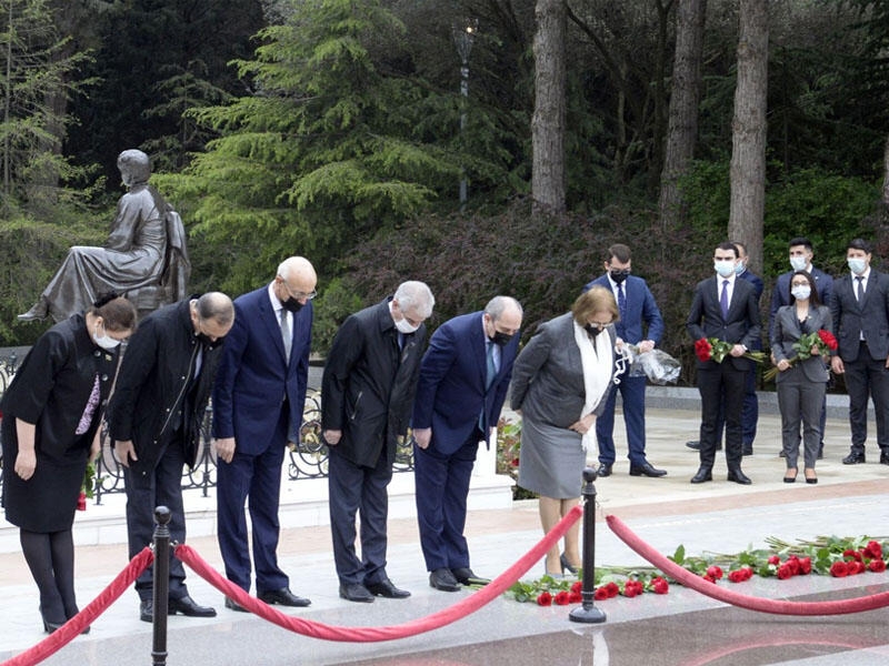 YAP nümayəndələri Ümummilli Lider Heydər Əliyevin məzarını ziyarət ediblər - FOTO