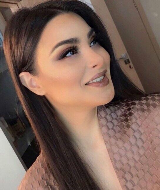 Rahidə Baxışova qısa ətəyi ilə diqqət çəkdi - FOTO