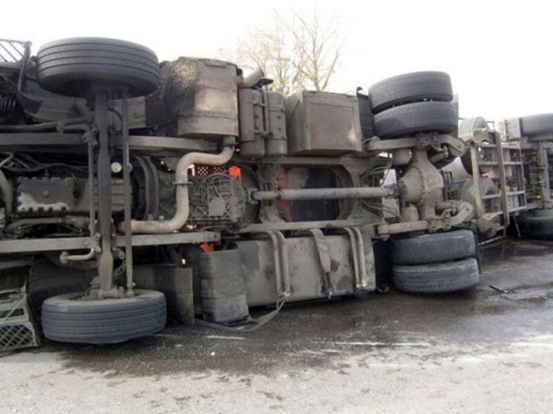 Bakı-Quba yolunda ''KamAZ'' aşıb, ölən var