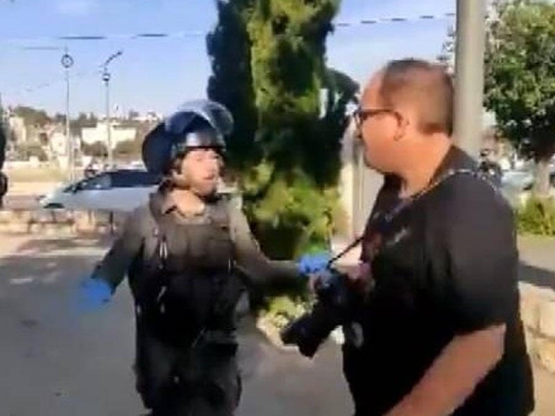 İsrail polisi jurnalistlərə hücum etdi - VİDEO