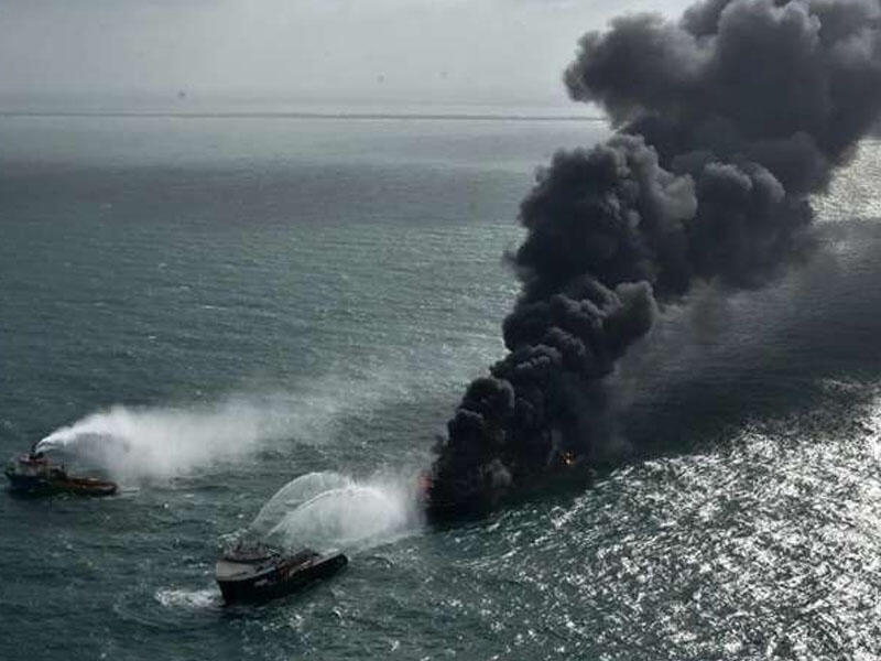 Günlərdir yanan gəmi ekoloji dəhşətə səbəb olub - FOTO