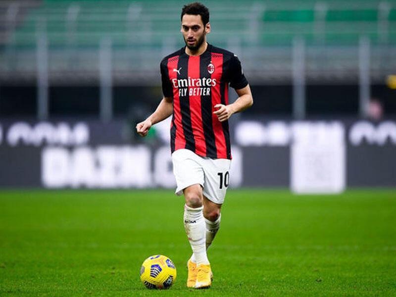 Hakan Çalhanoğlu “Milan”dan daha çox pul istəyir