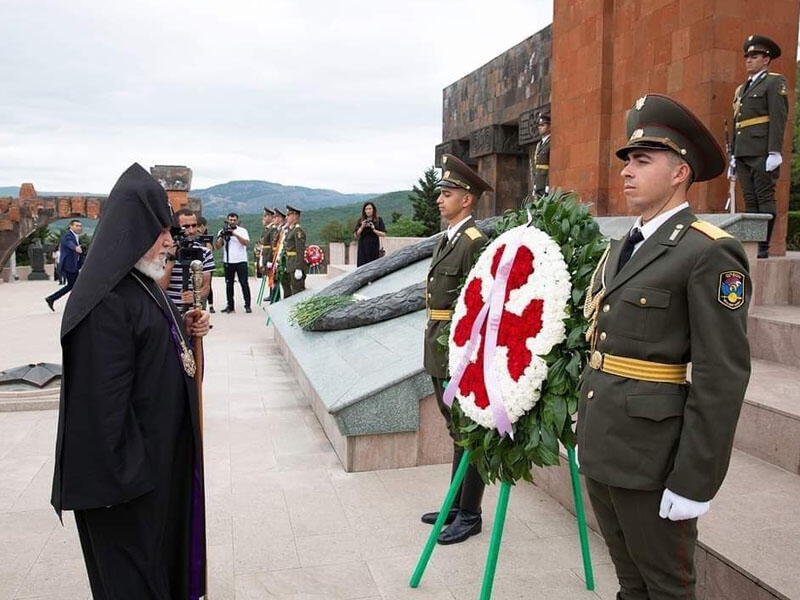 Erməni katolikosu Azərbaycana gəldi - FOTO