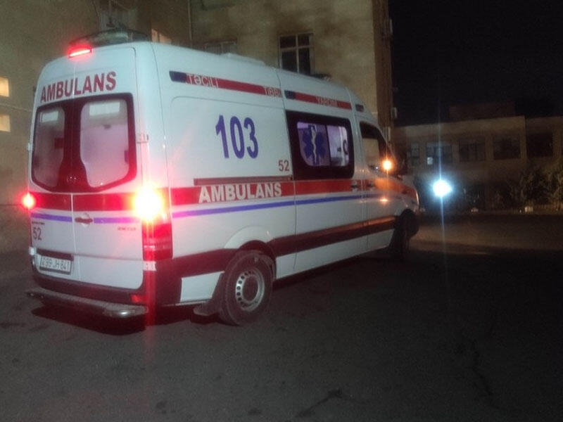 Kütləvi dava zamanı 1 qadın və 2 kişi bıçaqlandı - Bakıda