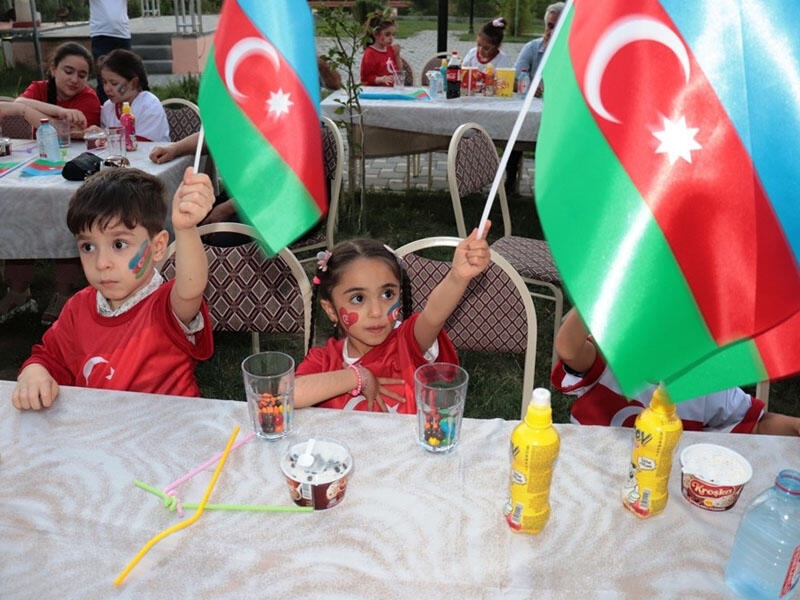 Şəhid və qazi övladlarına Türkiyə yığmasının formaları təqdim olundu - FOTOlar