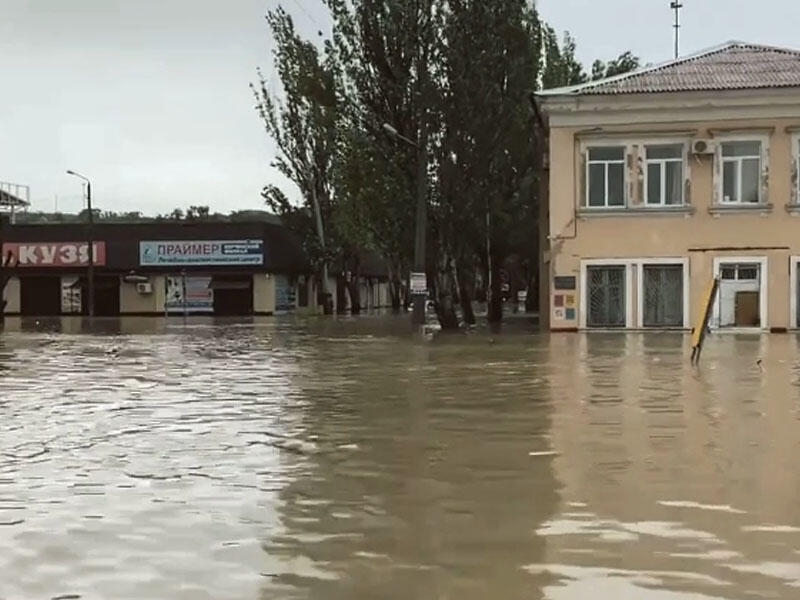 Daşqın altında qalan şəhərin meri ilə üzməli oldular - VİDEO