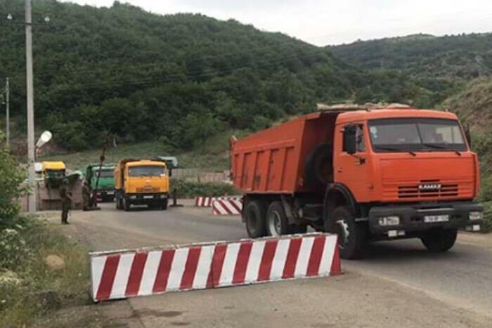 Ruslar Suqovuşan-Kəlbəcər yolu ilə ermənilərə yük daşıdı - FOTO