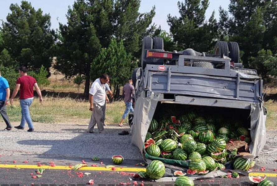 Yük maşınları toqquşdu, qarpızlar yola dağıldı - FOTO