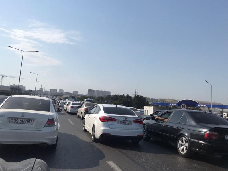 Bakı-Sumqayıt yolunda uzun tıxac yaranıb - FOTO