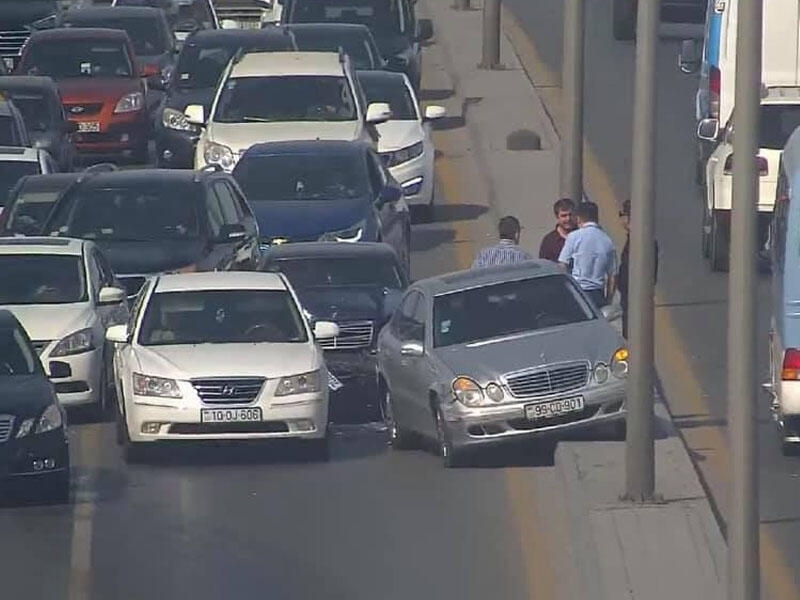 Bakıda yol qəzası bu küçədə də tıxac yaratdı