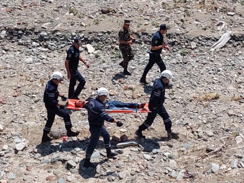 Gəncədə 15 yaşlı oğlan özünü körpüdən atdı - FOTO