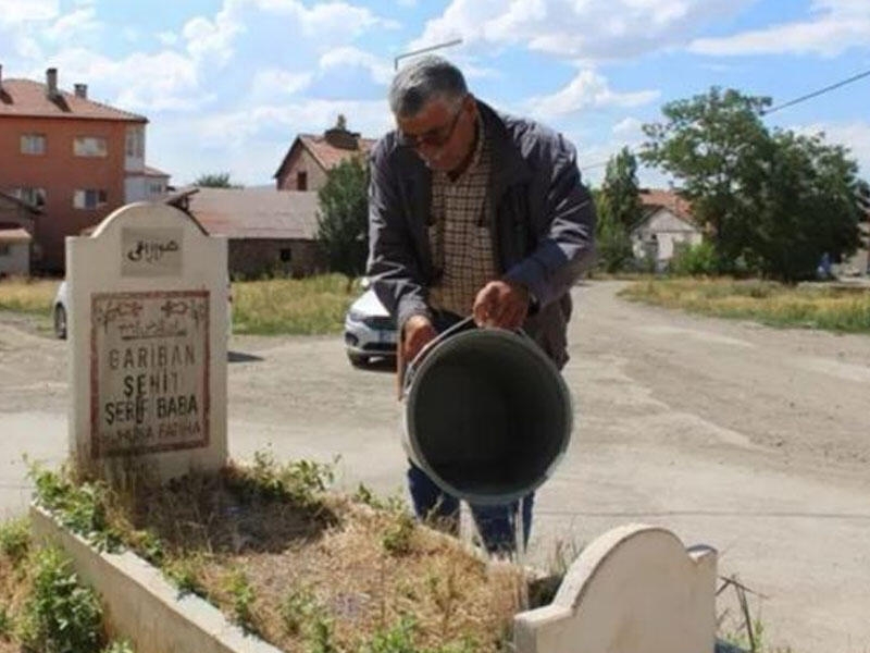 Məhəllənin ortasında aşkar edilən məzar görənlərin təəccübünə səbəb olur - FOTO