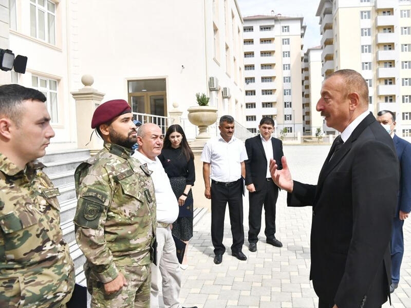 Prezident İlham Əliyev şəhid ailəsi üzvü və qazilərlə söhbət etdi