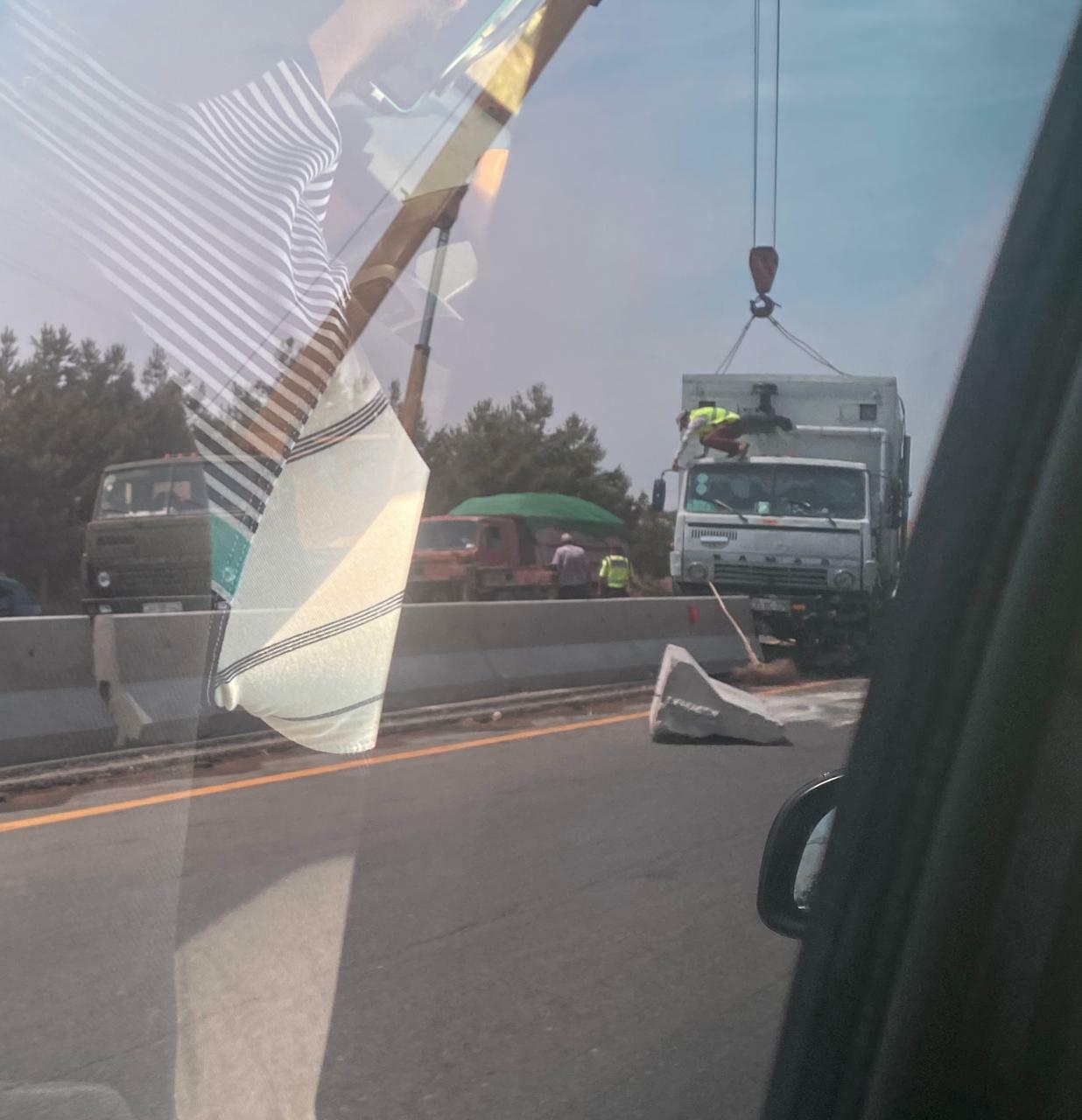 Bakı-Qazax yolunda ağır qəza: KamAz beton səddə çırpıldı - VİDEO