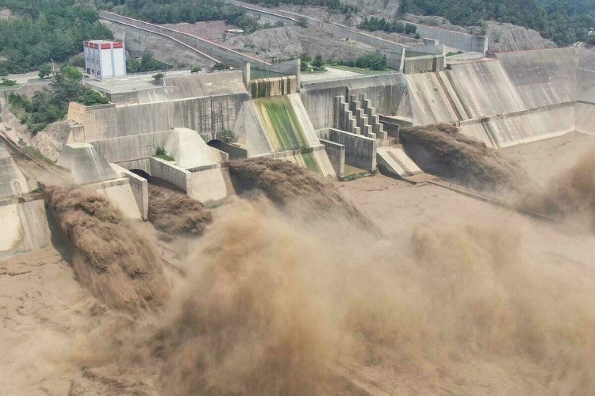 Çində sel su bəndini dağıtdı - 100 min sakin təxliyə olundu