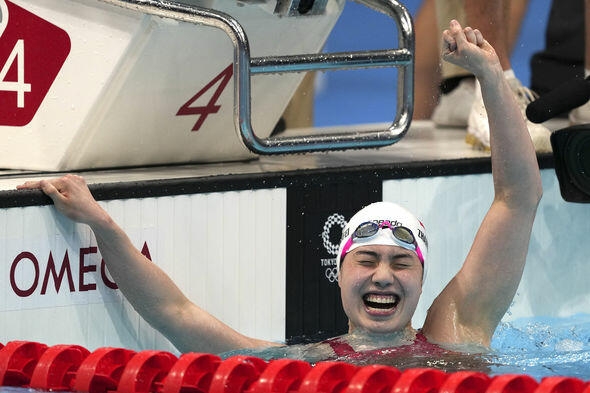 Çinli üzgüçü bir saatda iki qızıl medal qazandı - FOTO