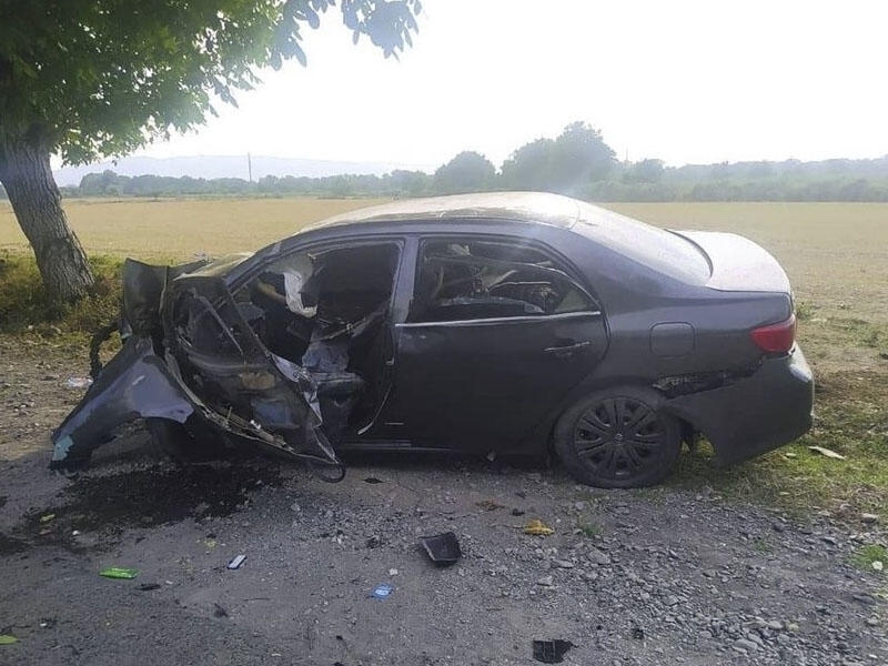 Sərxoş sürücü maşını ağaca çırpdı, ölən var - FOTOlar