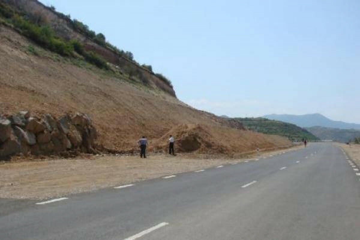 Kəlbəcərdə minik maşını yoldan çıxaraq aşıb, 3 nəfər xəsarət alıb