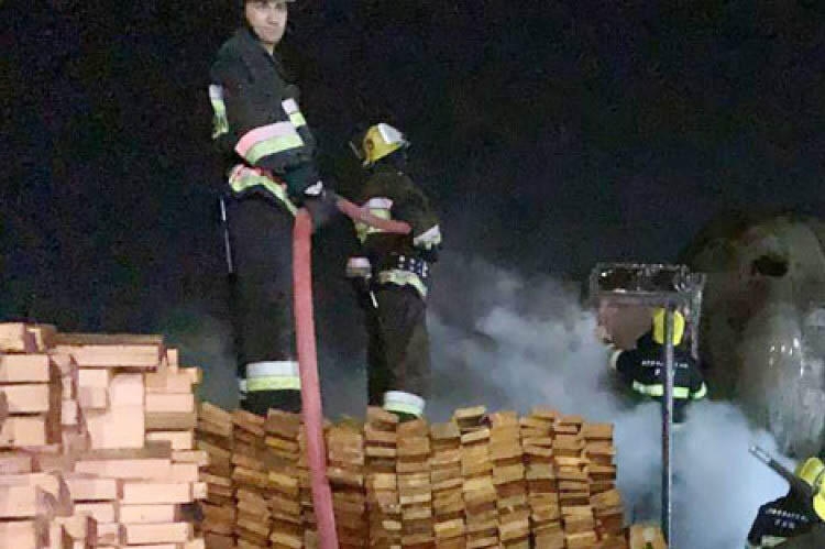 Bakıda taxta bazarında baş verən yanğın söndürülüb - FOTO - YENİLƏNİB