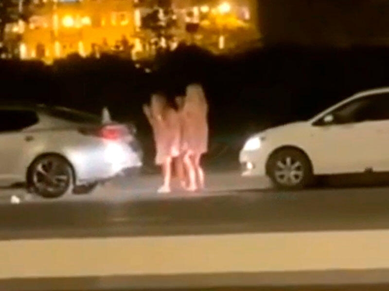 Bakıda yolun ortasında video çəkən qızlar qəzaya səbəb oldu - VİDEO