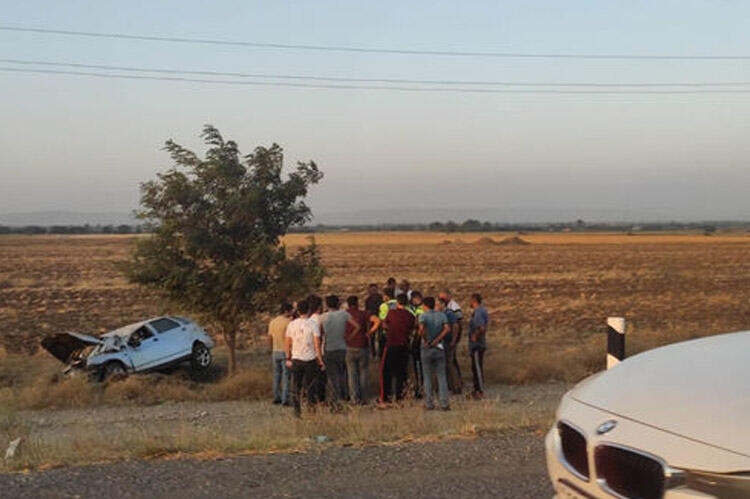 Bakı-Qazax yolunda qəza baş verib: Maşın bir neçə dəfə aşıb - FOTO