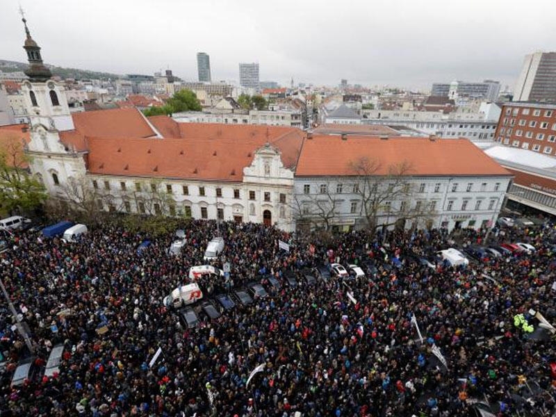 Slovakiyada prezidentin istefası tələb olunur