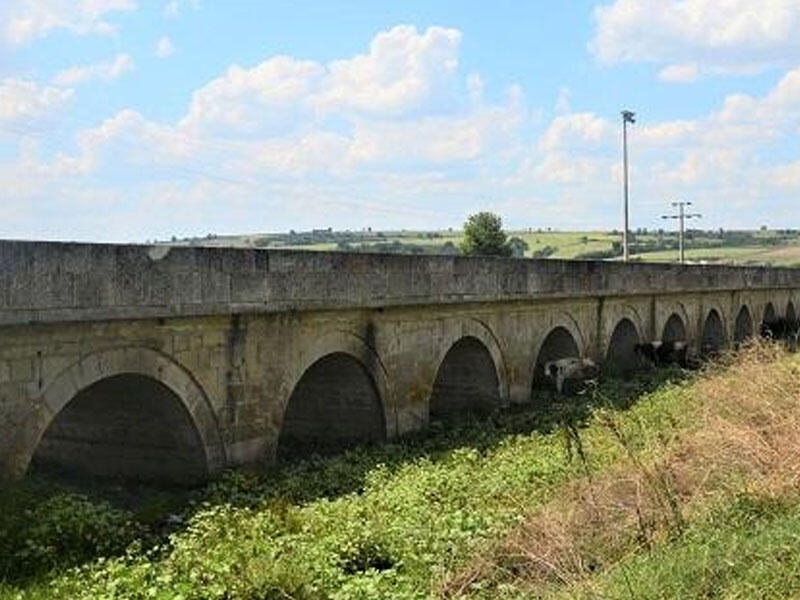 Eni 30 metr olan çaya 1400 metrlik körpü...