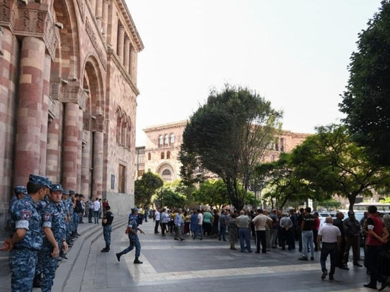 Hadrut erməniləri Yerevanda aksiya keçirdi: Bizə ev verin!