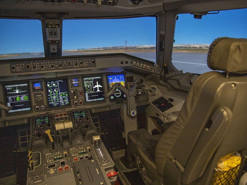 AZAL-ın Pilotların Hazırlığı Mərkəzində yeni müasir uçuş trenajoru quraşdırılıb - VİDEO - FOTO