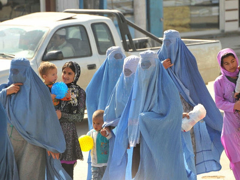 “Taliban” yeni vəd verdi: qadınlarla kişilərin...