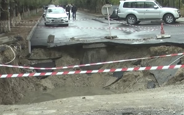 Sumqayıtda yeni təmir olunan yol çökdü