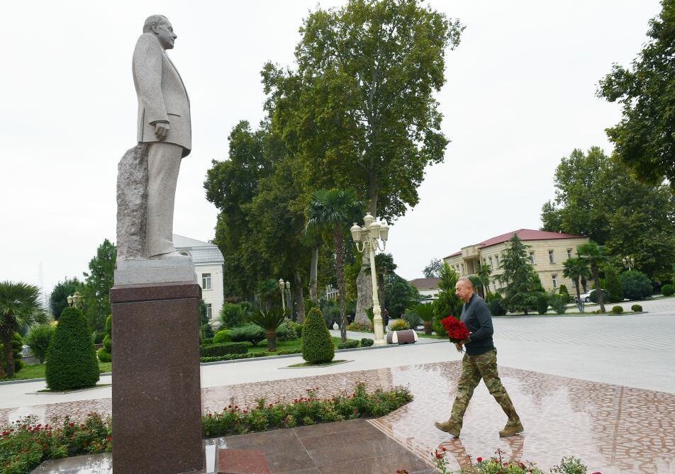 Prezident İlham Əliyev ulu öndər Heydər Əliyevin Bərdə şəhərinin mərkəzində ucaldılmış abidəsini ziyarət edib