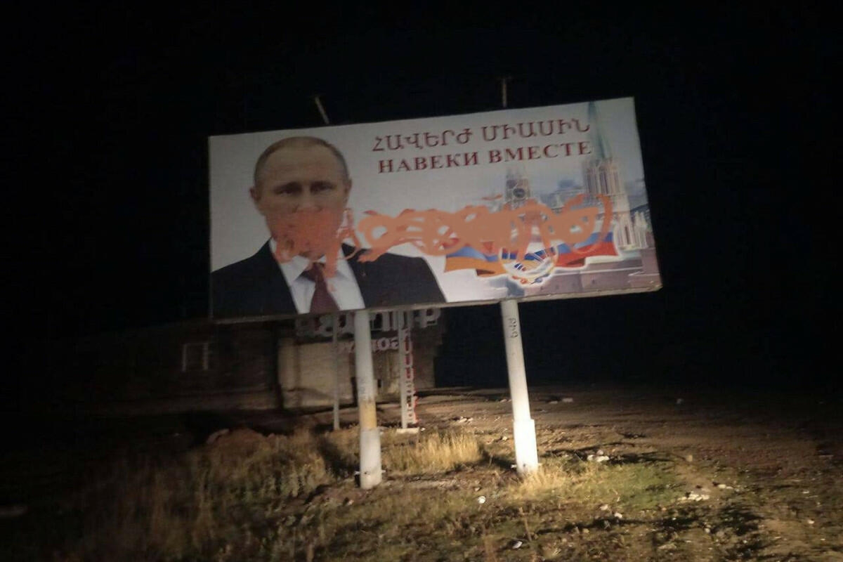 Putinin şəkili əks olunan lövhə erməni vandalları tərəfindən təhqir edilib