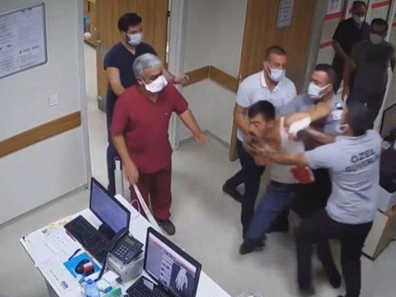 İki qrup arasında baş verən dava xəstəxanada da davam etdi - VİDEO