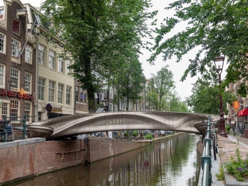 Amsterdamda 3D formatında polad körpü quraşdırılıb