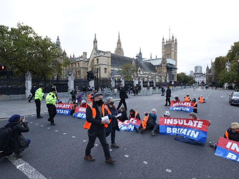 Londonda etirazçılar özlərini asfalta yapışdırdılar - VİDEO