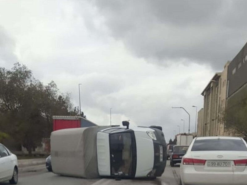 Güclü külək Bakıda yük avtomobilini aşırıb