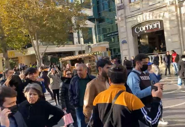 Bakının mərkəzində ucuz şou - onlar nə istəyir?