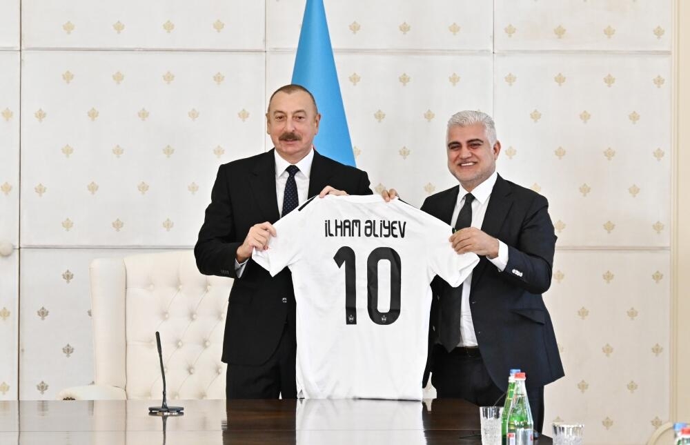 Prezident İlham Əliyevə ''Qarabağ''ın forması və futbolçuların imzaları olan top hədiyyə olunub - FOTO