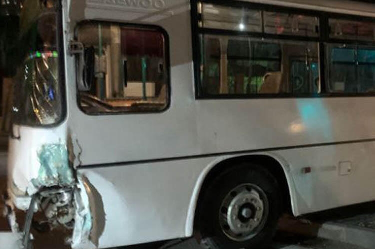 Bakıda sərnişin avtobusu maşına çırpıldı - FOTO