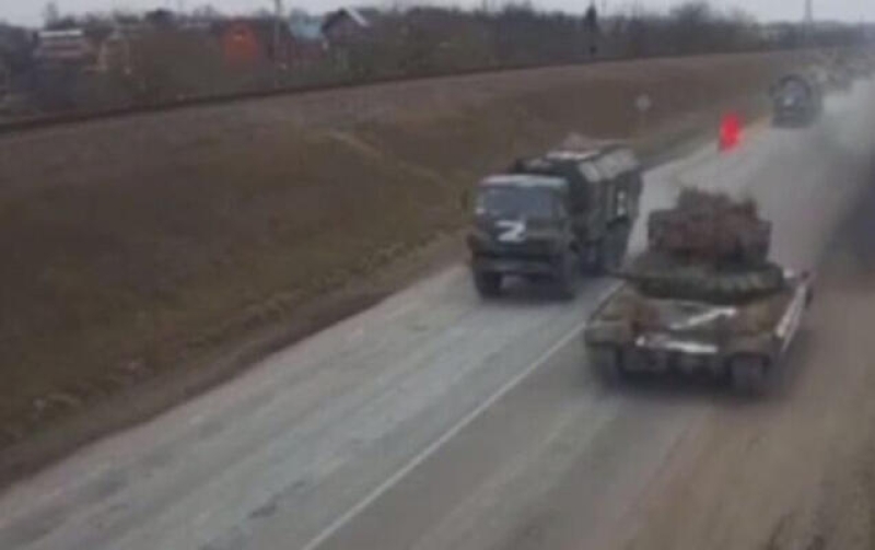 Ukraynada üzərində SSRİ bayraqları olan tank - VİDEO