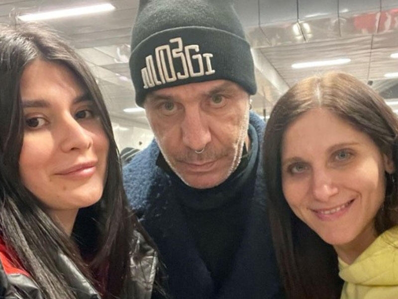 Lindemann vağzalda ukraynalı qaçqınlara kömək edir - FOTO