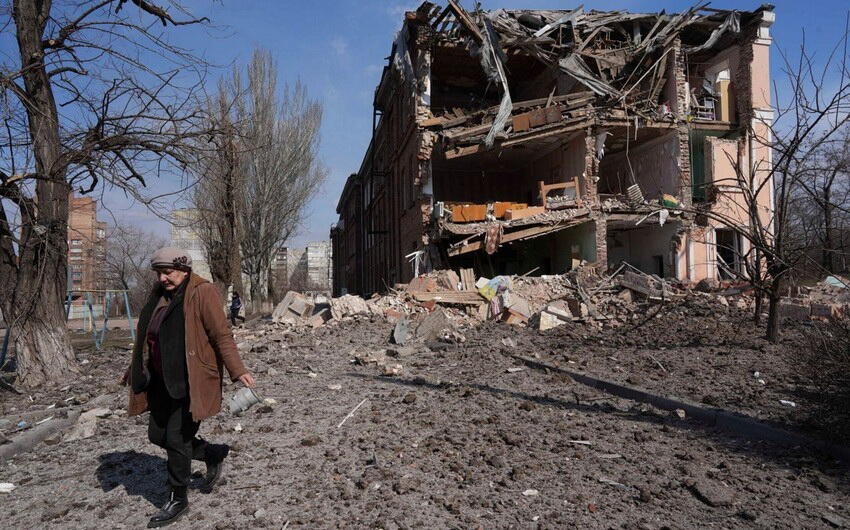 ''Ölənlərin sayı 20 minə çata bilər, meyitlər həyətlərdə, küçələrdə basdırılır'' - Mariupol rəsmisi - FOTO